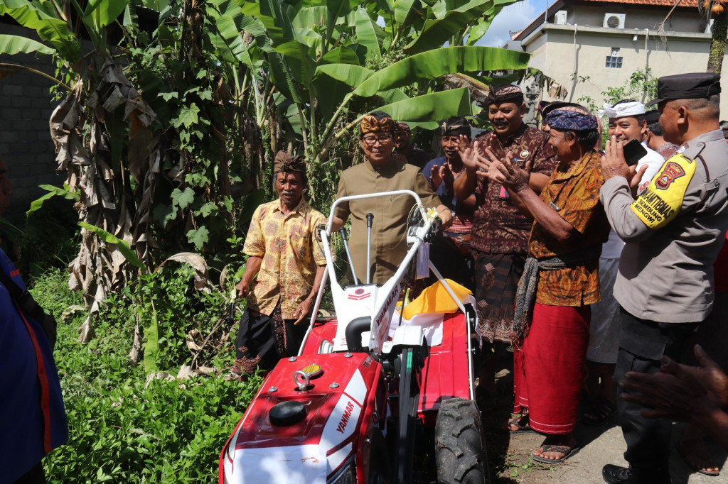 Dukung Ketahanan Pangan, ​​​​​​​Sekda Adi Arnawa Serahkan Bantuan 4 Traktor Kepada Petani